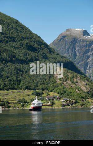 Hurtigruten, Nordlys auf Geiranger Fjord, Norwegen Stockfoto