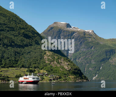 Hurtigruten, Nordlys auf Geiranger Fjord, Norwegen Stockfoto