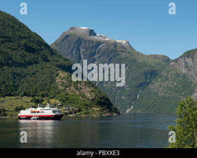 Hurtigruten, Nordlys auf Geiranger Fjord, Norwegen Stockfoto