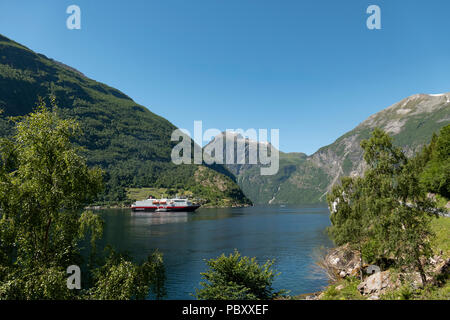 Hurtigruten, Nordlys auf Geiranger Fjord, Norwegen Stockfoto