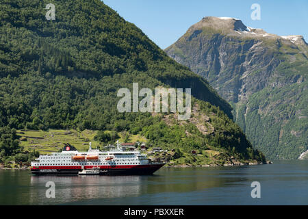 Hurtigruten, Nordlys auf Geiranger Fjord, Norwegen Stockfoto