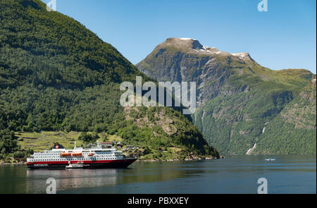 Hurtigruten, Nordlys auf Geiranger Fjord, Norwegen Stockfoto