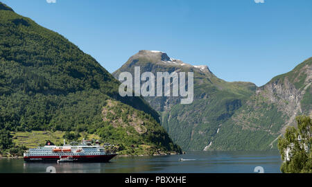 Hurtigruten, Nordlys auf Geiranger Fjord, Norwegen Stockfoto