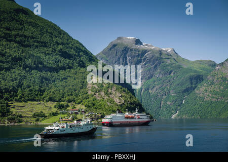 Hurtigruten, Nordlys auf Geiranger Fjord, Norwegen Stockfoto