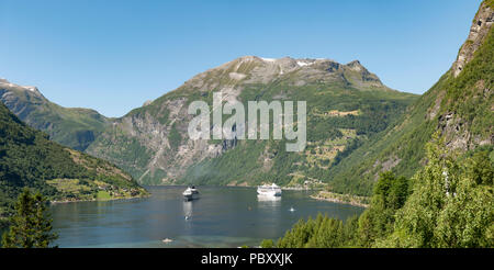 Die Pacific Princess und Amadea Kreuzfahrt Schiff in Geiranger Fjord, Norwegen Stockfoto