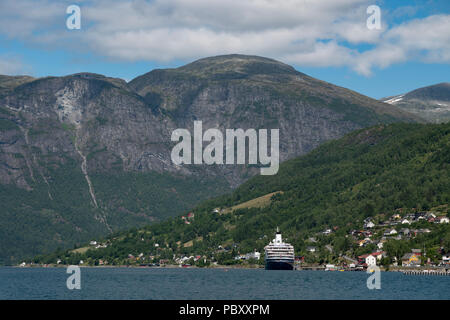 Kreuzfahrtschiff in Geiranger Fjord, Norwegen Stockfoto