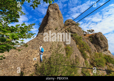 Kletterer auf der Hängebrücke Deanna Orlandini Klettersteig, Rocche del Reopasso, Ligurien, Italien Stockfoto