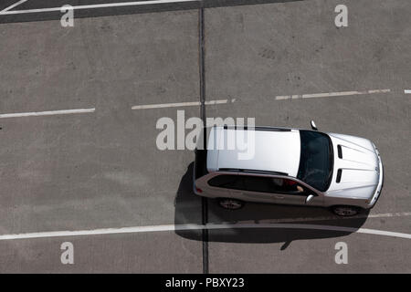 Luftaufnahme von einem Dach Auto Fahren auf Asphalt Stockfoto