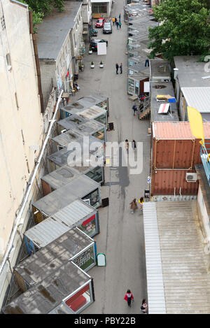 Blick auf die Gasse, die Straße oben mit Containern für den Kaffee. St. Petersburg im Sommer Tag. Stockfoto