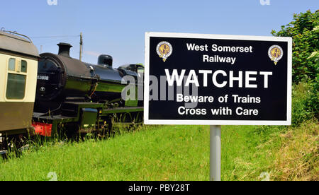 Schild am Wanderweg überqueren als Klasse 7F Nr. 53808 Blätter Watchet Station auf der West Somerset Railway. Stockfoto