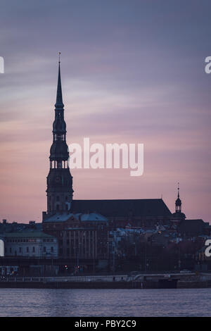 Panorama der Stadt Riga im Herbst mit Brücken und den Fluss Daugava vor Stockfoto