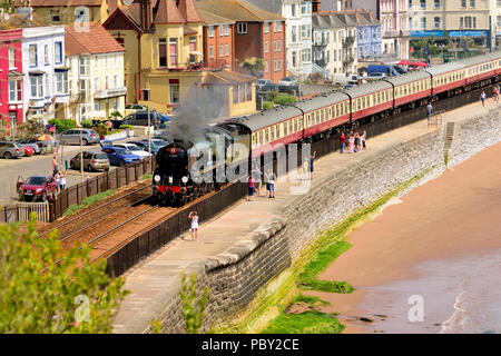 Die englische Riviera Express ausgeführt am Meer entlang der Wand in Dawlish, Richtung Kingswear. Stockfoto