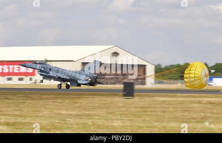 Die polnische Luftwaffe - Tiger Demo Team F-16C Fighting Falcon Block 52 Bereitstellen von seinen treibanker Fallschirm an der Royal International Air Tattoo 2018 Stockfoto