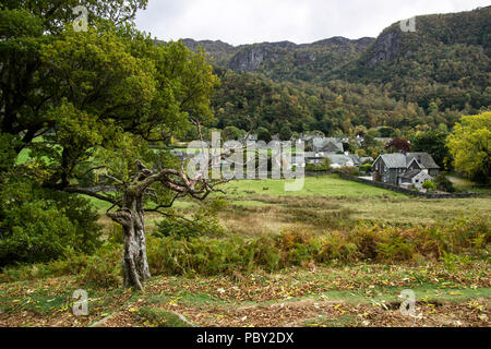 Blick vom Frieden wie über Grange Village, Lake District National Park, Großbritannien. Borger Dalr Geologie, Borrowdale-tal Stockfoto