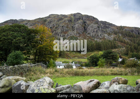 Blea Tarn, Lake District National Park, England, UK. Von Great Langdale zu Little Langdale Stockfoto