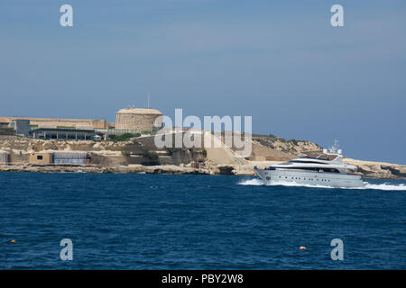 Ein Blick von Sliema nach Valletta Fähre auf die Befestigungsanlagen in Tigne Point, Sleima. Ein Predator Luxus Yacht in den Hafen. Stockfoto
