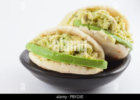 Typisch venezolanischen Arepa namens Reina pepiada Stockfoto