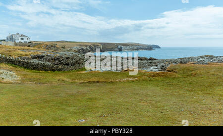 Ein Blick auf die zerklüftete Küste vom Trearddur Bay zu Rhoscolyn coastal path auf der Isle of Anglesey. Am 18. Juli 2018 entnommen. Stockfoto