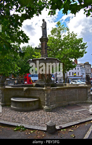 Der Brunnen auf dem Marktplatz von Devizes erinnert an den Konservativen MP Thomas Henry Sutton Sotheron-Estcourt (1802 - 1876) und wurde im Jahre 1879 errichtet. Stockfoto