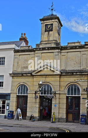 Den vorderen Eingang zum berühmten alten Shambles Markt auf dem Marktplatz im Zentrum von Devizes, WiltshireThe aufgeführten Gebäude stammt aus dem Jahr 1838. Stockfoto