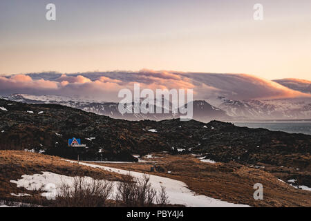 Typisch isländischen Sonnenaufgang Sonnenuntergang Berglandschaft bei Arnarstapi, in Snaefellsnes Halbinsel in Island Stockfoto