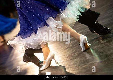 Beine der junge Tänzer auf der Tanzfläche Stockfoto