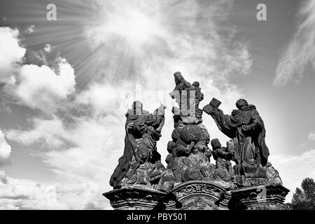 Jungfrau Maria Statue auf der Karlsbrücke (Karluv Most) in Prag, Tschechische Republik. Nähe zu sehen. Schwarz und Weiß. Stockfoto