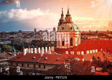 Antenne Stadtbild Blick auf die Kleinseite mit der St. Nikolaus Kirche in Prag. Warmes Abendlicht mit Vögeln. Stockfoto