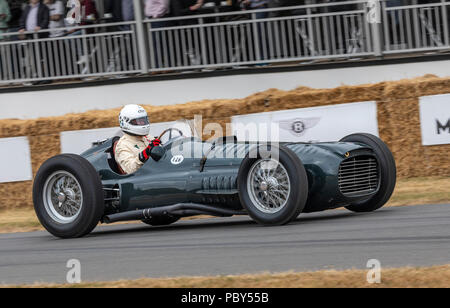 1950 BRM Typ 15 V16 mit Fahrer Doug Hügel am Goodwood Festival 2018 von Geschwindigkeit, Sussex, UK. Stockfoto