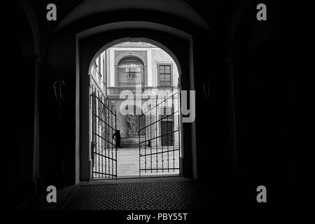 Tore im Belvedere in Hradcany, Prag, Tschechische Republik. Schwarz und Weiß. Stockfoto