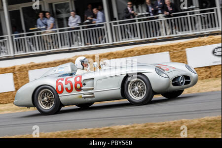 1955 Mercedes-Benz 300 SLR endurance Racer mit Fahrer Klaus Ludwig Am Goodwood Festival 2018 von Geschwindigkeit, Sussex, UK. Stockfoto