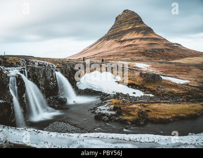 Kirkjufellsfoss und Kirkjufell Isländischer, Kirche Berg, ein 463 m hoher Berg an der Nordküste der Halbinsel Snaefellsnes Island, in der Nähe der Stadt Grundarfjordur, Island Stockfoto