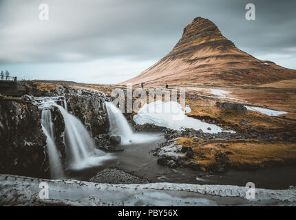 Kirkjufellsfoss und Kirkjufell Isländischer, Kirche Berg, ein 463 m hoher Berg an der Nordküste der Halbinsel Snaefellsnes Island, in der Nähe der Stadt Grundarfjordur, Island Stockfoto