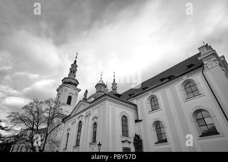 Blick auf das Kloster Strahov in Prag, Tschechische Republik. Schwarz und Weiß. Stockfoto