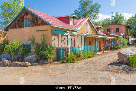 RANCHOS DE TAOS, NM, USA-13 Juli 18: Adobe Apartments in Sabrosa, nur ein paar Meter von der San Francisco De Asis Mission. Stockfoto