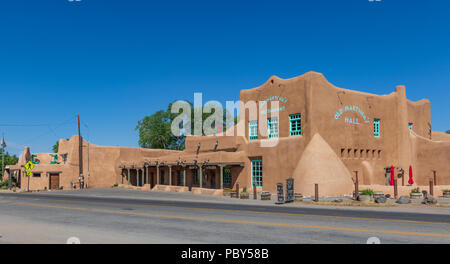 RANCHOS DE TAOS, NM, USA-13 Juli 18: Alte Martina's Restaurant legt gegenüber der berühmten San Francisco De Asis Mission. Stockfoto