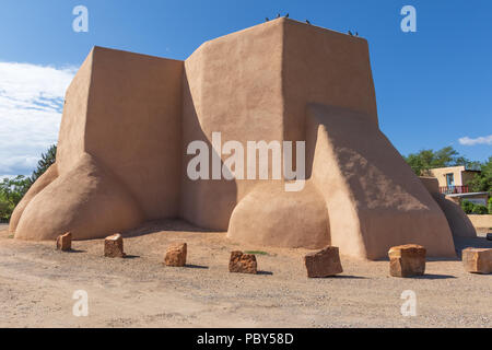 RANCHOS DE TAOS, NM, USA-13 Juli 18: Die Mission San Francisco De Asis Kirche fertig war in  1815. Gezeigt wird der rechten hinteren Viertel, mit bollwerke. Stockfoto