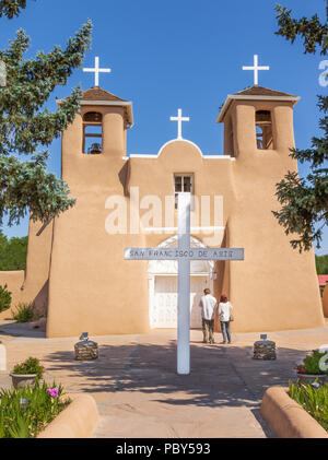 RANCHOS DE TAOS, NM, USA-13 Juli 18: Die Mission San Francisco De Asis Kirche fertig war in etwa 1815. Stockfoto