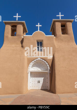 RANCHOS DE TAOS, NM, USA-13 Juli 18: Die Mission San Francisco De Asis Kirche fertig war in etwa 1815. Stockfoto