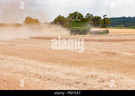 Earls Barton, Northamptonshire, Großbritannien. 26. Juli, 2018. Ein Feld aus Earls Barton rd mit einem John Deere S 785i HillMaster Mähdrescher Herstellung die die meisten Stockfoto