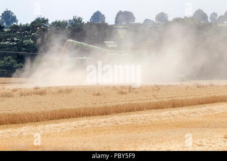 Earls Barton, Northamptonshire, Großbritannien. 26. Juli, 2018. Ein Feld aus Earls Barton rd mit einem John Deere S 785i HillMaster Mähdrescher Herstellung die die meisten Stockfoto
