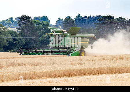 Earls Barton, Northamptonshire, Großbritannien. 26. Juli, 2018. Ein Feld aus Earls Barton rd mit einem John Deere S 785i HillMaster Mähdrescher Herstellung die die meisten Stockfoto