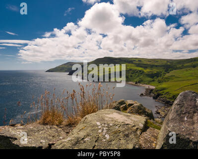 Blick von der historischen Torr Head in Nordirland Richtung Süden mit Sonnenschein und leichten Wolken Stockfoto