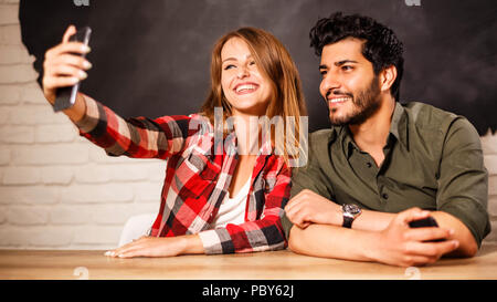 Glückliches junges Paar schöne machen selfie im Licht Büro Stockfoto