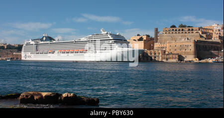 Das Kreuzfahrtschiff MSC Cruises, das an den Wänden von Valletta im Grand Harbour, Malta, festgemacht wurde. Urlaub im Mittelmeer. Stockfoto