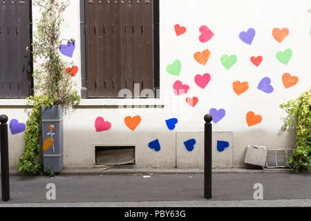 Paris Street Art - Herz Schablone Graffiti im 11. arrondissement von Paris, Frankreich. Stockfoto