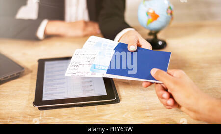 Schöne weibliche Reisebüro in Gläser geben Ihren Klienten, Karten und Dokumente im Reisebüro Stockfoto