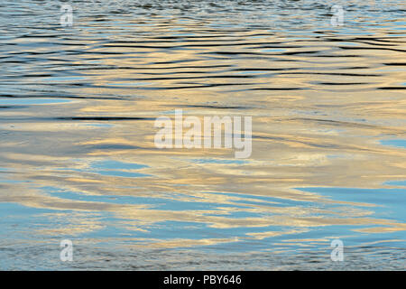 Abendhimmel Reflexionen im Slave River, Fort Smith, Northwest Territories, Kanada Stockfoto