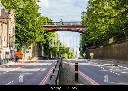 Die berühmten viktorianischen Torbogen Brücke, im Jahr 1897 die frühere John Nash Bridge zu ersetzen, Durchführung Hornsey Lane über Archway Road, London, UK Stockfoto