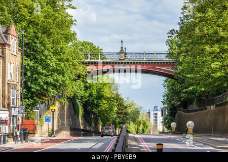 Die berühmten viktorianischen Torbogen Brücke, im Jahr 1897 die frühere John Nash Bridge zu ersetzen, Durchführung Hornsey Lane über Archway Road, London, UK Stockfoto